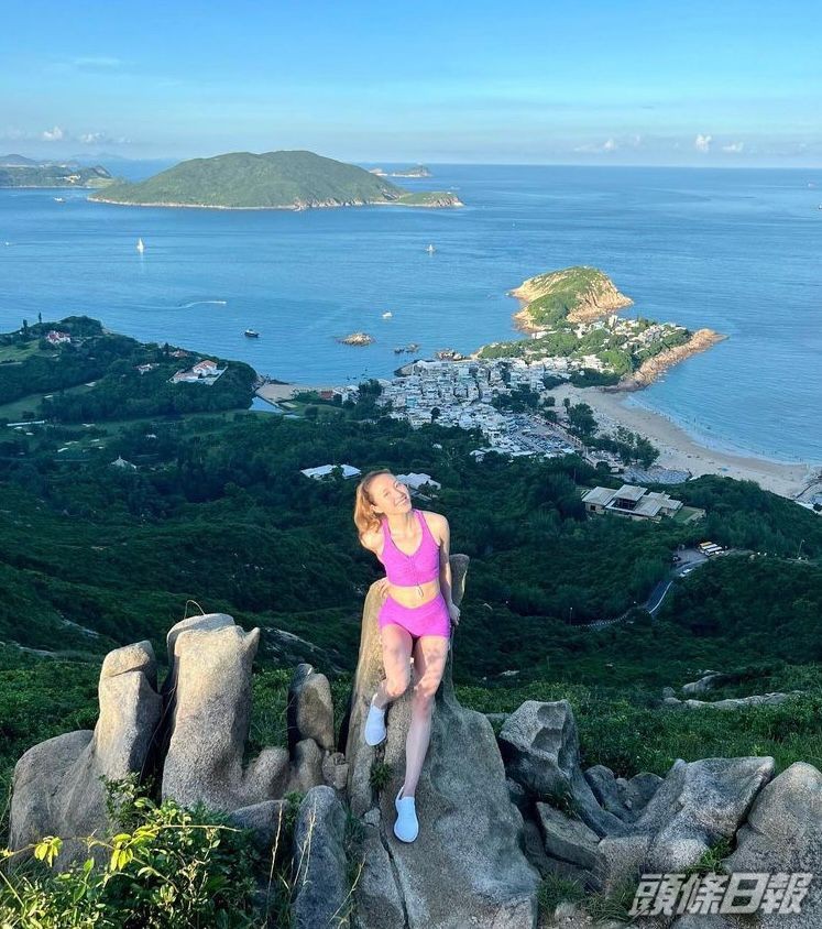 近日超雲貼出穿上運動bra top及短褲去行山的靚相。